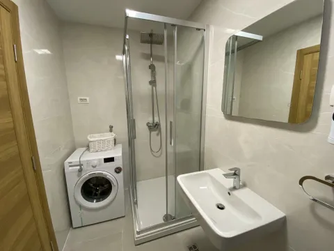 Svijetlo kupatilo sa tuš kabinom, umivaonikom i veš mašinom. - image 18
