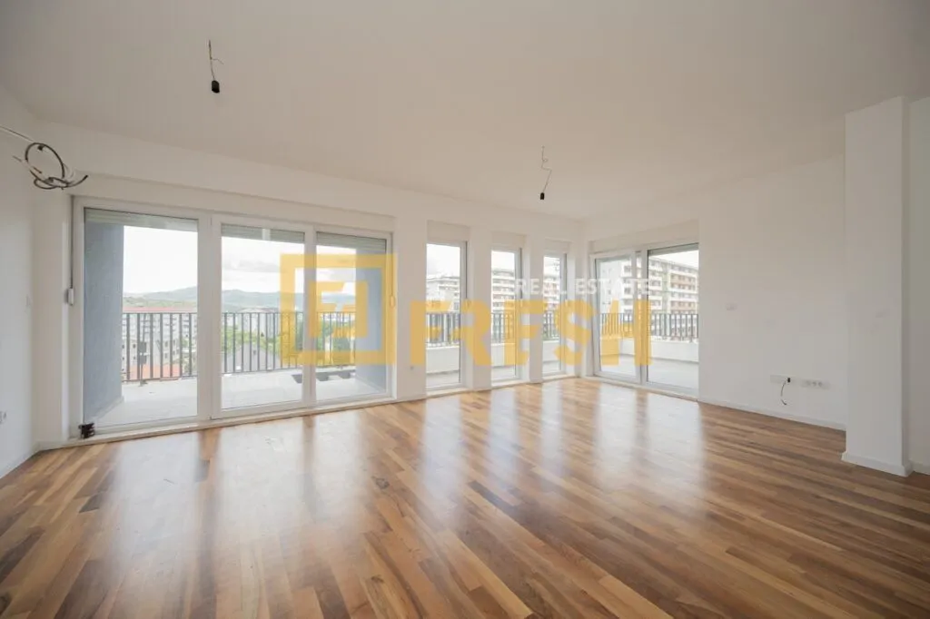 Prodaja, trosoban stan, 131m², Krivi Most, Podgorica
