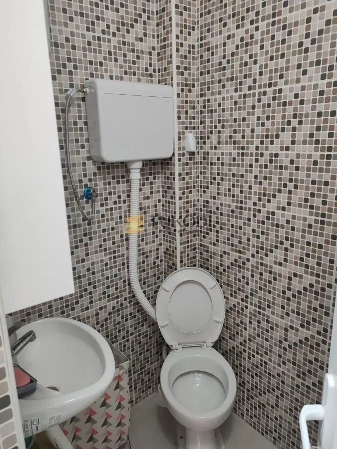 Smaller bathroom with a toilet and a washbasin.