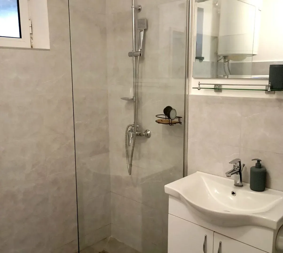 Izdavanje, dvosoban stan, 80m², Đenovići, Herceg Novi