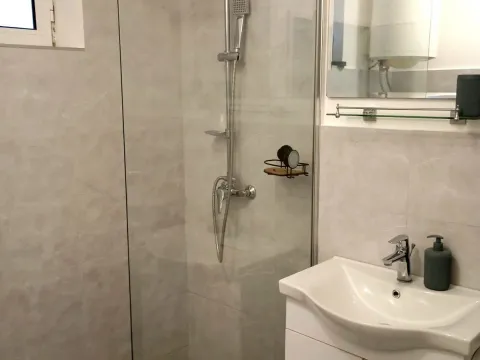Izdavanje, dvosoban stan, 80m², Đenovići, Herceg Novi - image 5