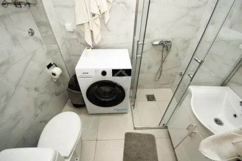 Moderne kupatilo sa tuš kabinom, umivaonikom i veš mašinom. - image 11