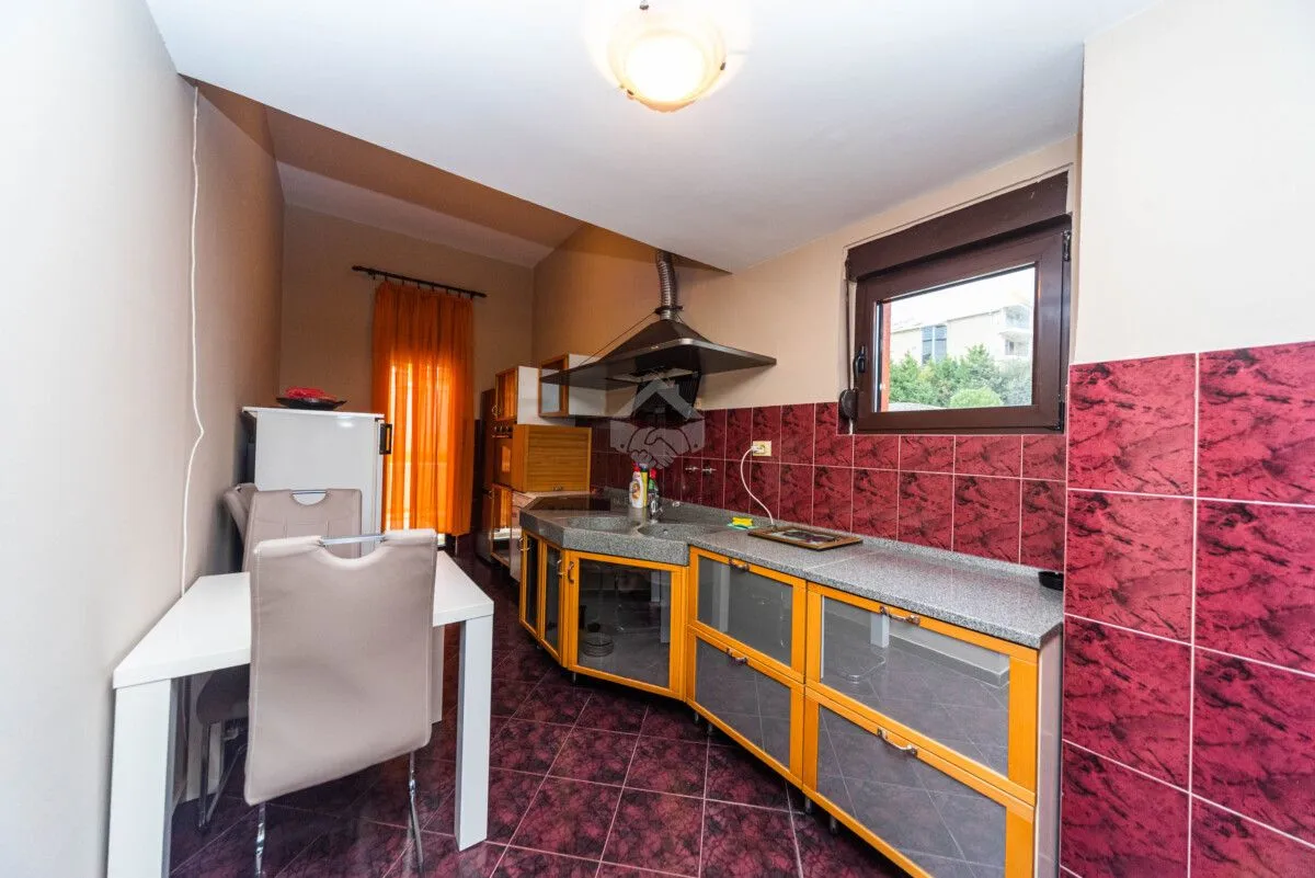 Izdavanje, kuća, 380m², Gorica C, Podgorica