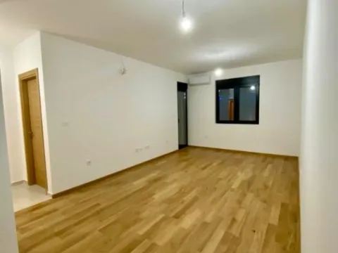Izdavanje, jednosoban stan, 50m², City Kvart, Podgorica - image 1