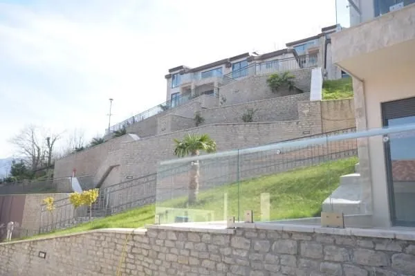 Vanjski izgled stambenog kompleksa na terasastom uzvišenju.