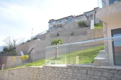 Vanjski izgled stambenog kompleksa na terasastom uzvišenju. - image 2
