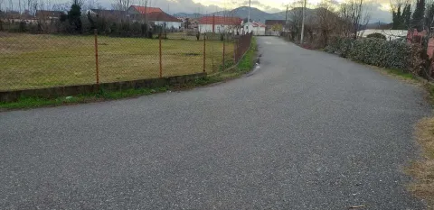 Asfaltirani prilazni put do ograđenog placa u naselju. - image 6
