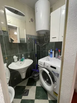 Manje kupatilo sa umivaonikom, WC šoljom, veš mašinom i bojlerom. - image 9