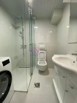 Moderne kupatilo sa tuš kabinom, umivaonikom i veš mašinom. - image 16