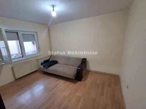 Manja dnevna soba sa kaučem i laminatom na podu. - image 3
