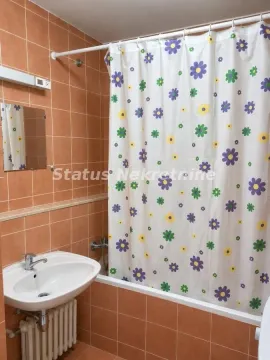 Kupatilo sa kadom, umivaonikom i narandžastim zidnim pločicama. - image 6