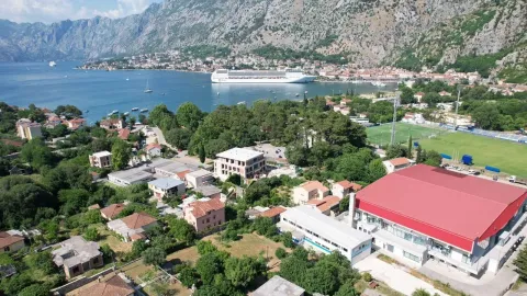Pogled iz vazduha na zaliv, grad i planine. - image 11