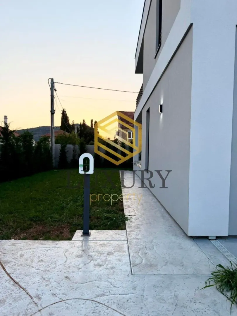 Prodaja, kuća, 180m², Gornja Gorica, Podgorica