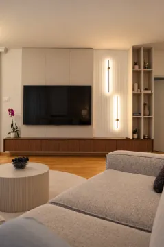 Moderan dnevni boravak sa televizorom, garniturom i dekorativnom rasvetom. - image 39