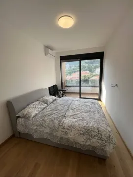 Svjetla spavaća soba sa bračnim krevetom i izlazom na terasu. - image 8