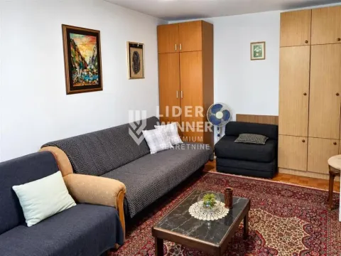 Dnevna soba sa garniturom za sedenje, klub stočićem i ormarima. - image 2