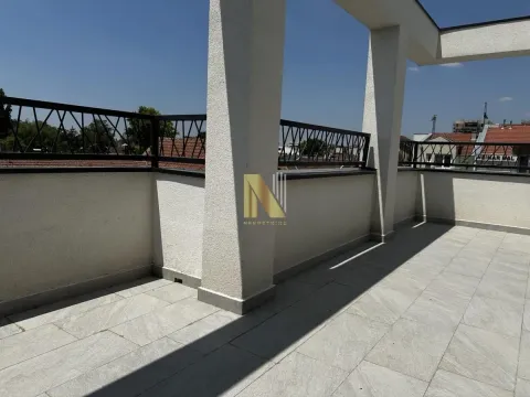 Prostrana popločana terasa sa stubovima i zaštitnom ogradom. - image 6