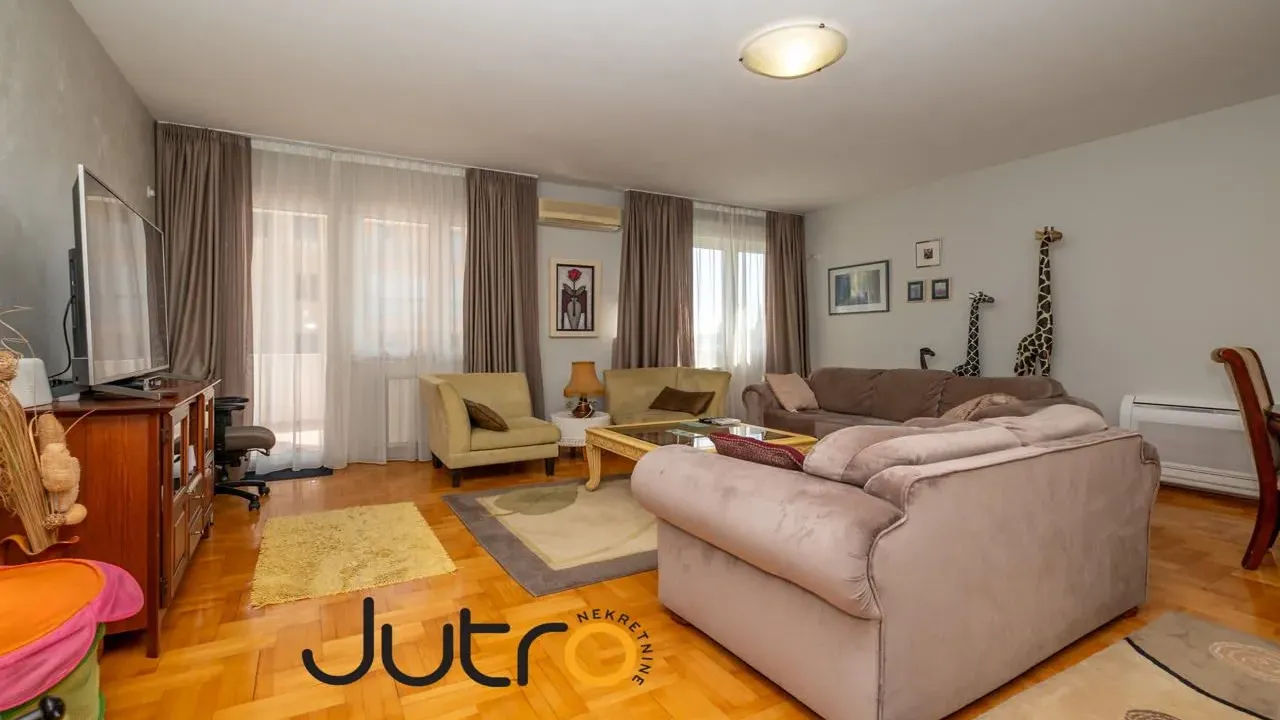 Izdavanje, trosoban stan, 115m², Podgorica, Crna Gora