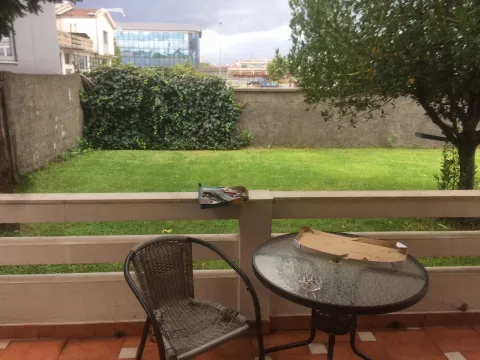 Pogled sa terase na ograđeno dvorište sa travnjakom. - image 22