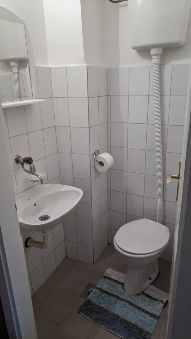 Malo kupatilo sa umivaonikom i toaletom.