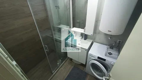 Moderno kupatilo sa tuš kabinom, umivaonikom i veš mašinom. - image 16