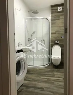 Moderno kupatilo sa tuš kabinom, konzolnom šoljom i veš mašinom. - image 8