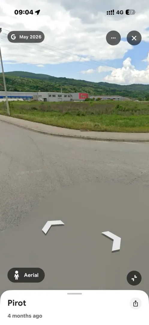 Pogled na zemljište i okolinu sa pristupnog puta.