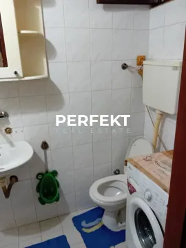 Manje kupatilo sa sanitarijama, umivaonikom i veš mašinom. - image 10