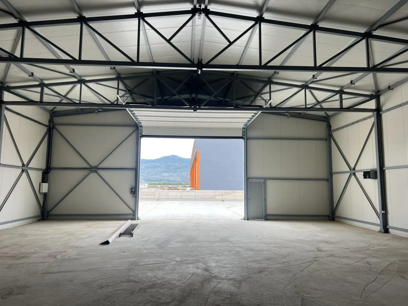 Izdavanje, poslovni prostor, 584m², Kuće Rakića, Podgorica