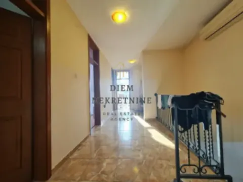 Izdavanje, četvorosoban stan, 150m², Tološi, Podgorica - image 2