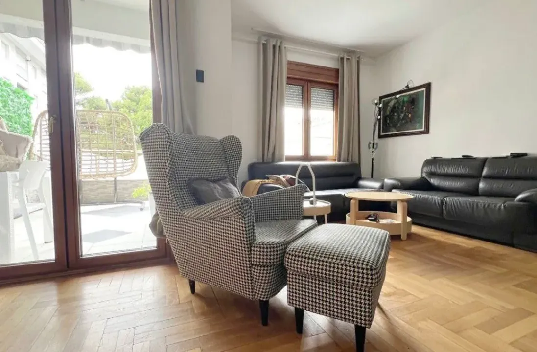 Izdavanje, dvosoban stan, 115m², Tivat, Crna Gora