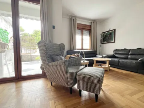 Izdavanje, dvosoban stan, 115m², Tivat, Crna Gora