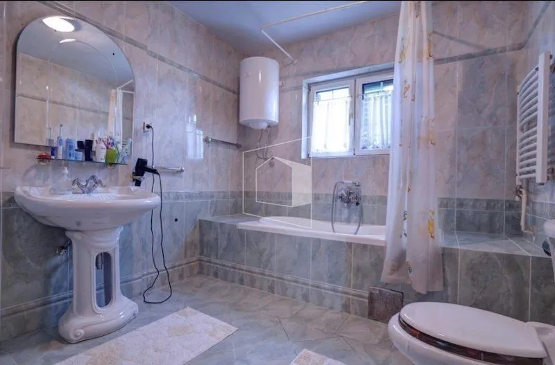 Rent, house, 680m², Tološi, Podgorica