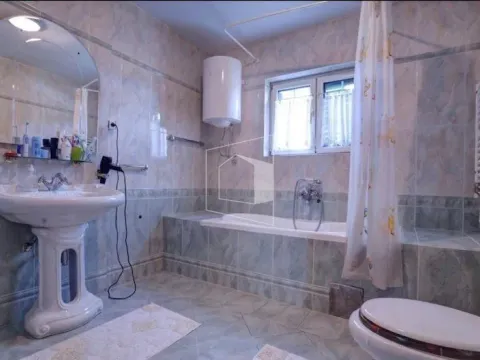 Izdavanje, kuća, 680m², Tološi, Podgorica - image 10
