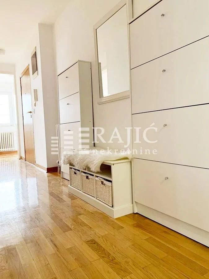 Rent, four bedroom apartment, 135m², Senjak, Beograd