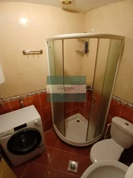 Manje kupatilo sa tuš kabinom, wc šoljom i veš mašinom. - image 8