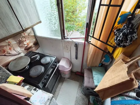 Manja kuhinja sa električnim šporetom i prozorom koji gleda spolja. - image 9
