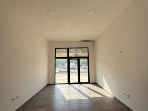 Izdavanje, poslovni prostor, 37m², Stari Aerodrom, Podgorica