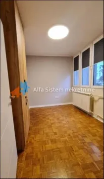 Empty room with parquet flooring, a built-in wardrobe, and windows. - image 5