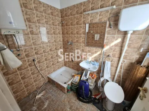 Kupatilo obloženo keramičkim pločicama sa tuš kabinom i sanitarijama. - image 6