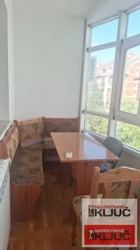 Zastakljena terasa sa trpezarijskim stolom i klupama. - image 7