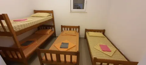 Spavaća soba sa krevetom na sprat i dva pojedinačna kreveta. - image 3