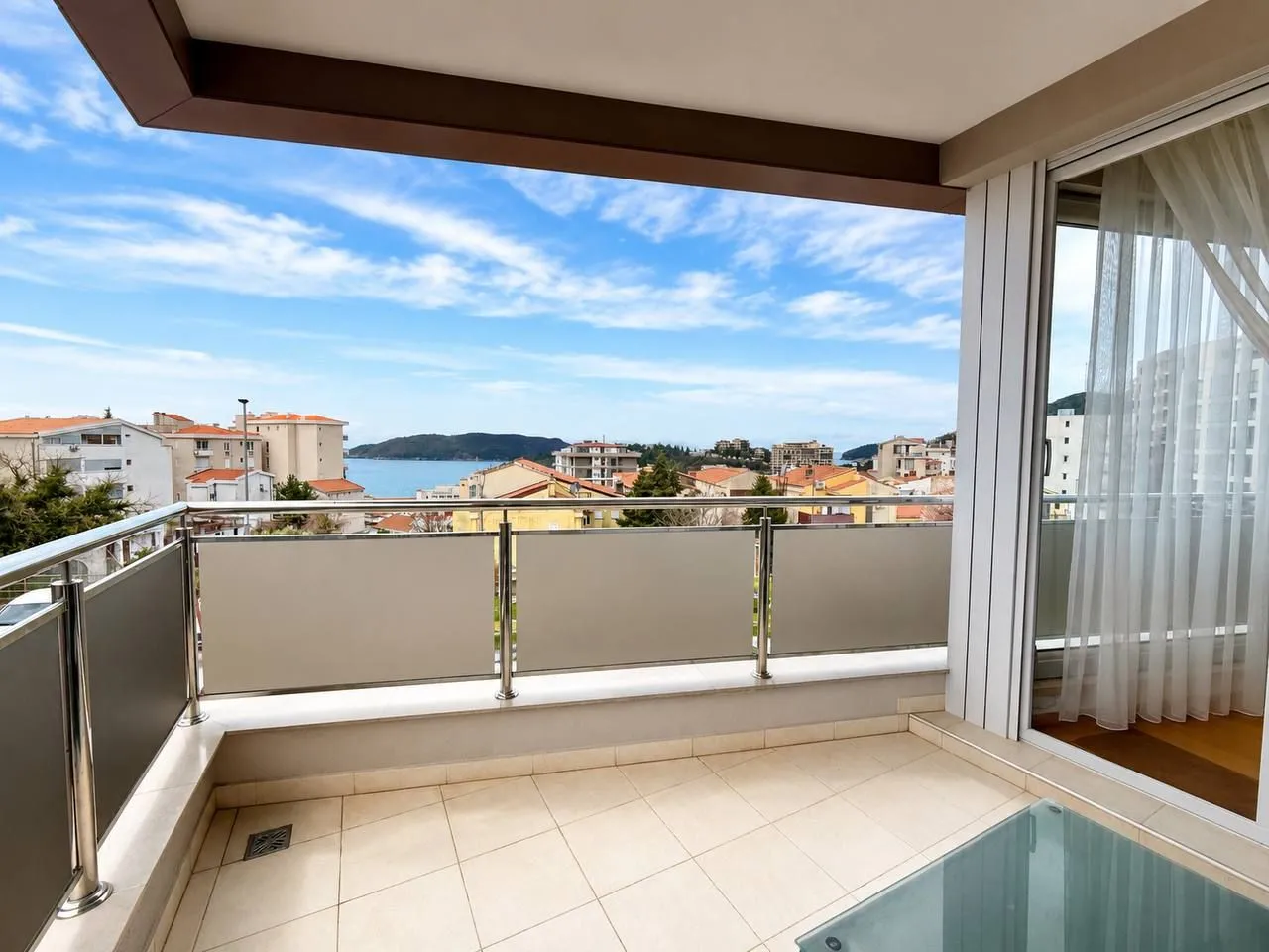 Furnished terrace with a view of the city and the sea.