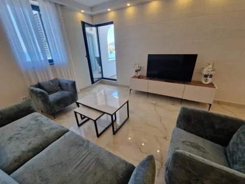 Namještena dnevna soba sa garniturom, TV-om i izlazom na terasu. - image 5
