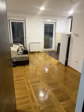 Pogled na dnevni boravak sa parketom i izlazom na terasu. - image 3