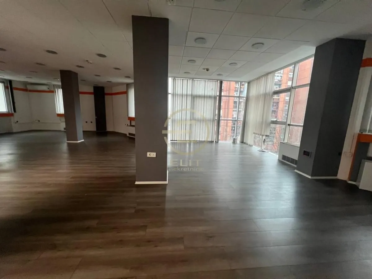 Izdavanje, poslovni prostor, 352m², Bulevar Oslobodjenja, Novi Sad Sve Podlokacije