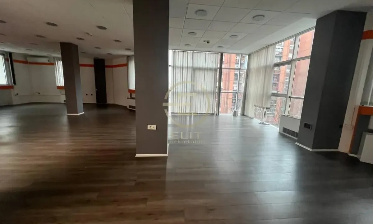 Izdavanje, poslovni prostor, 352m², Bulevar Oslobodjenja, Novi Sad Sve Podlokacije