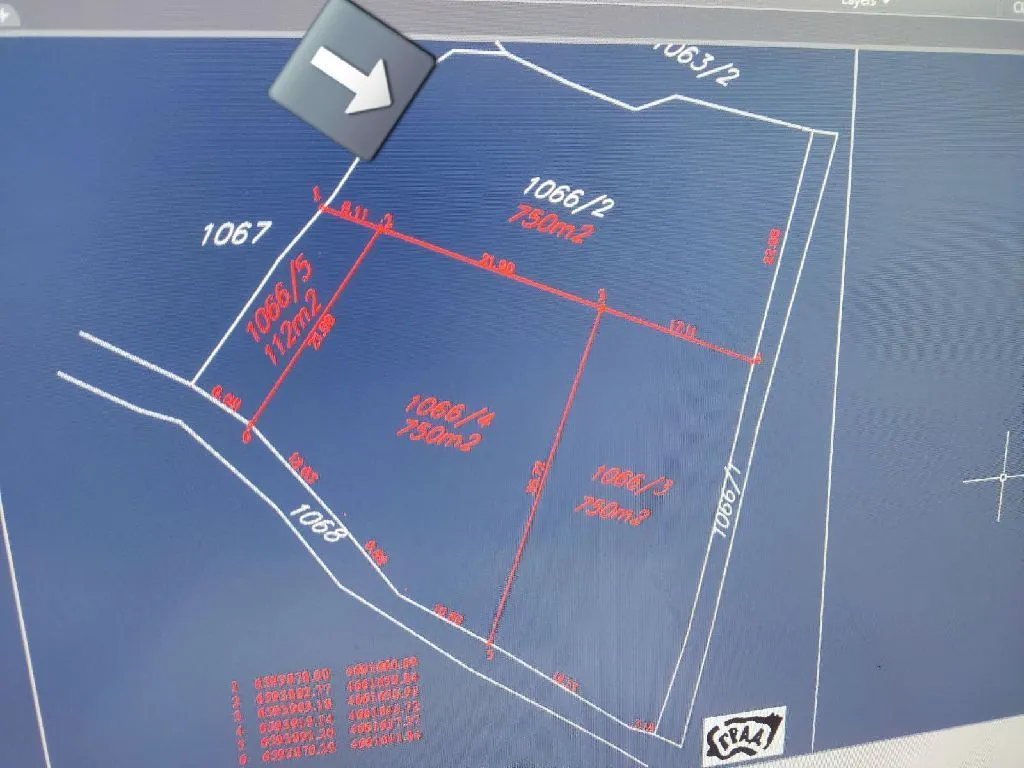 Katastarski plan parcele sa ucrtanim granicama i dimenzijama.