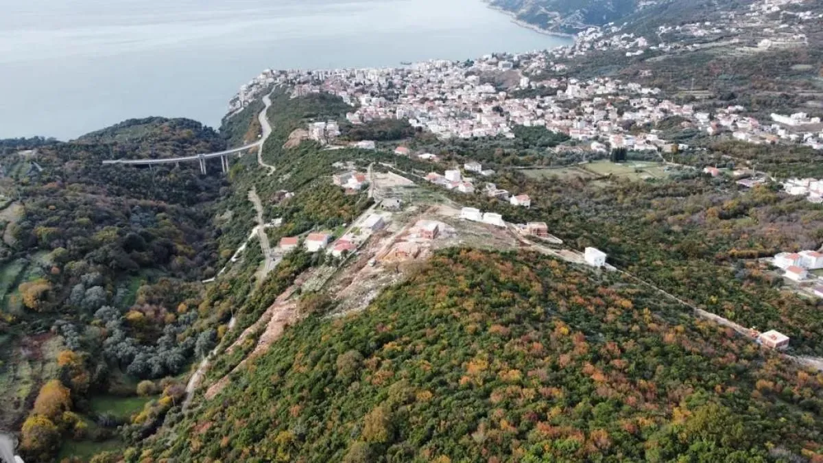 Pogled iz vazduha na priobalno područje i okolni pejzaž.