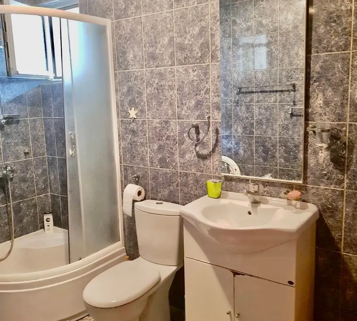 Izdavanje, dvosoban stan, 70m², Lazi, Budva